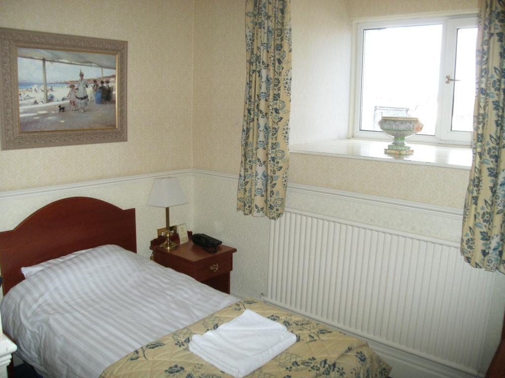 Clarkes Hotel Barrow In Furness Esterno foto